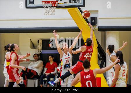 Split, Kroatien. November 2023. Laura Gil aus Spanien und Karmen Cicic aus Kroatien, die am 9. November 2023 in der Gripe Sporthalle in der ersten Runde der FIBA Women's EuroBasket 2025 Qulifiers ausgetragen wurden. In Split, Kroatien. Foto: Zvonimir Barisin/PIXSELL Credit: Pixsell/Alamy Live News Stockfoto