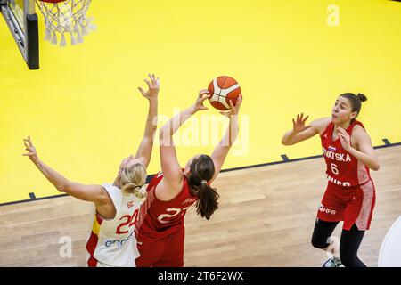 Split, Kroatien. November 2023. Laura Gil aus Spanien und Patricia Bura aus Kroatien, die am 9. November 2023 in der Gripe Sporthalle in der ersten Runde der FIBA Women's EuroBasket 2025 Qulifiers Ein Spiel zwischen Kroatien und Spanien ausgetragen haben. In Split, Kroatien. Foto: Zvonimir Barisin/PIXSELL Credit: Pixsell/Alamy Live News Stockfoto