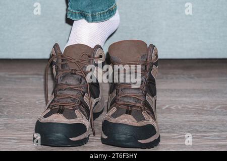 Nahaufnahme. Der Fuß im Schuh. Ein Mann zieht einen Schuh aus der Kiste. Das Konzept der Anbringung neuer Schuhe Stockfoto