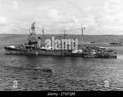 USS Pensacola (CA-24) zusammen mit USS Vestal (AR-4) nach der Schlacht von Tassafaronga am 17. Dezember 1942 Stockfoto