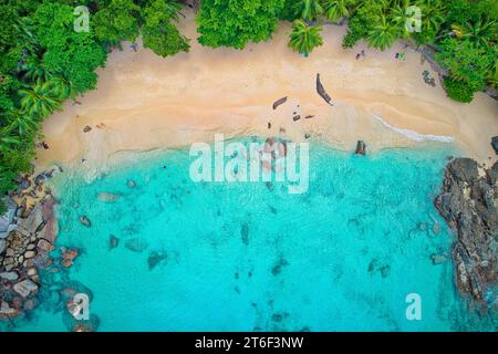 Vogelperspektive Drohnenfotografie von Touristen am Strand, Schwimmen und Schnorcheln, Granitfelsen, türkisfarbenem und transparentem Wasser, in der Nähe der Küste, Mahe Stockfoto