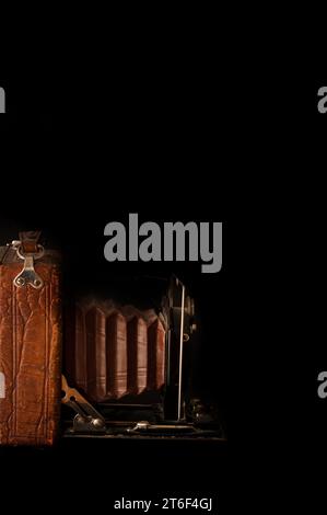 Antike Balg-Fotokamera, Studio auf schwarzem Hintergrund Stockfoto