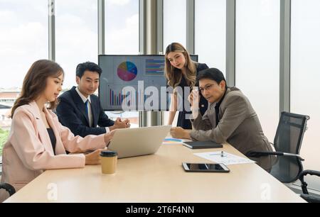 Hochqualifizierte Geschäftsleute diskutieren strategische Pläne und treffen Entscheidungen an einem Konferenztisch in einem professionellen Büro. Stockfoto