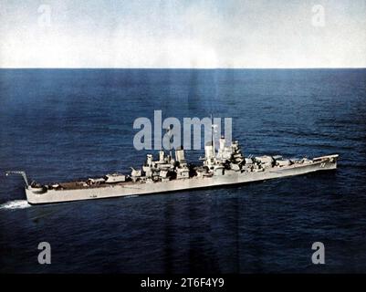 USS Pittsburgh (CA-72) im Gange am Meer c1955 Stockfoto