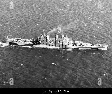 USS Pittsburgh (CA-72) im November 1944 (USN 1035735) Stockfoto