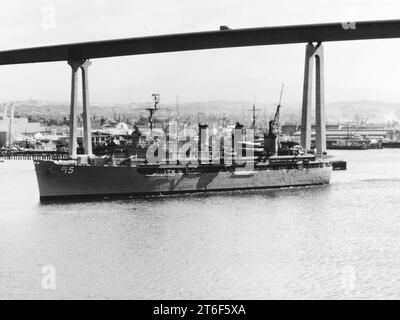 Die USS Prairie (AD-15) unterquert am 17. Oktober 1969 die San Diego-Coronado Bridge, Kalifornien (USA) (K-78586). Stockfoto