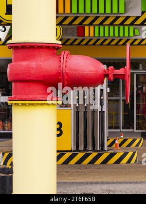 Ventil an der Gasleitung. Versorgung der Erdgaspopulation. Station der Übertragung und Einstellung des Gasdrucks. Concept Gasversorgung. Ventilrohr Stockfoto