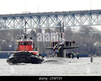 USS Providence (SSN 719) kehrt zur U-Boot-Basis New London in Groton, Conn. (51089595389) zurück. Stockfoto