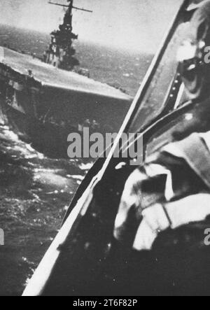 USS Ranger (CV-4) von einem herannahenden Flugzeug aus gesehen, um 1945 Stockfoto