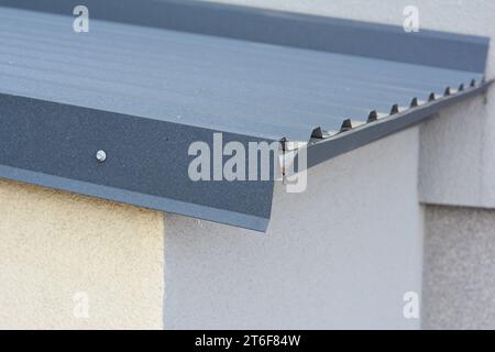 Nahaufnahme der Dachkonstruktion aus leichten Metallblechen Stockfoto