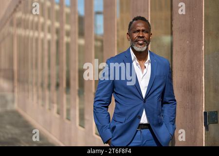 afroamerikaner reifer Geschäftsmann, der stolz im Freien steht Stockfoto