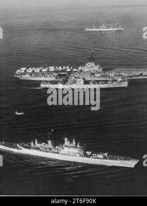 USS Rigel (AF-58) füllt die USS Randolph (CVS-15) und USS Harry E. Yarnell (DLG-17) c1967 Stockfoto