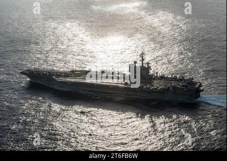 Die USS Ronald Reagan durchquert die Philippinische See. (23109931222) Stockfoto