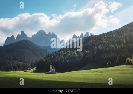 San Giovanni in Ranui oder St. Johann in Ranui Kapelle, val di Funes, Dolomitenalpen. Südtirol, Italien Stockfoto