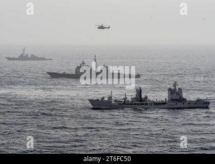 Die USS Roosevelt (DDG-80) und die USS San Jacinto (CG-56) sind am 16. Juni 2016 mit dem italienischen Ölkühler Stromboli (A5327) im Mittelmeer unterwegs Stockfoto