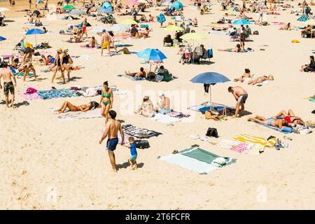 Überfüllter Strand mit Menschen im August, San Sebastian, Donostia, Baskenland, Nordspanien, Spanien Stockfoto