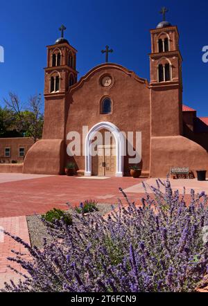 Die älteste Kirche der vereinigten staaten, die 1615 erbaut wurde, die katholische Kirche san miguel an einem sonnigen Herbsttag in socorro, New mexico Stockfoto