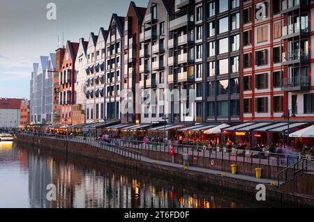 08.06.2022: Schöne Architektur von Gebäuden am Damm in Danzig. Moderne Häuser über dem Fluss Motlawa. Polen Stockfoto