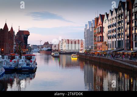 08.06.2022: Schöne Architektur von Gebäuden am Damm in Danzig. Moderne Häuser über dem Fluss Motlawa. Polen Stockfoto