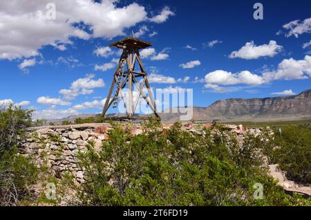 Ruinen des Windmühlenturms im historischen mcdonald Ranch Farmhouse Tower in der Nähe von san antonio, New mexico Stockfoto