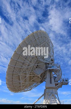 Ein Radioteleskop in einer Riesenantenne am karl-g.-jansky-Hochformat-Radioastronomie-Observatorium bei socorro, New mexico Stockfoto