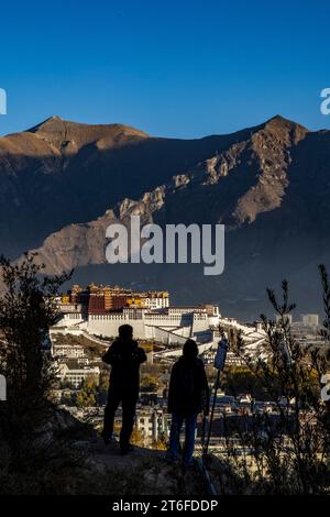 Lhasa, Chinas autonome Region Xizang. November 2023. Touristen genießen die Aussicht im Nanshan Park in Lhasa, der Hauptstadt der Autonomen Region Xizang im Südwesten Chinas, 10. November 2023. Quelle: Jiang Fan/Xinhua/Alamy Live News Stockfoto