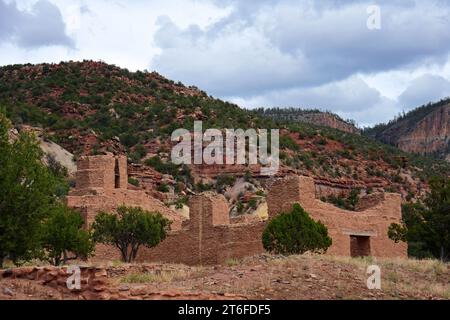 indianische Giusewa Pueblo und spanische Kolonialmission an der historischen Stätte von jemez in jemez Springs, New mexico Stockfoto