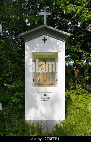 Kreuzweg, Jesus stirbt am Kreuz in der Kreuzkapelle, 12. Station, Christus am Kreuz, christliche Darstellung, Wiesensteig, Filstal Stockfoto