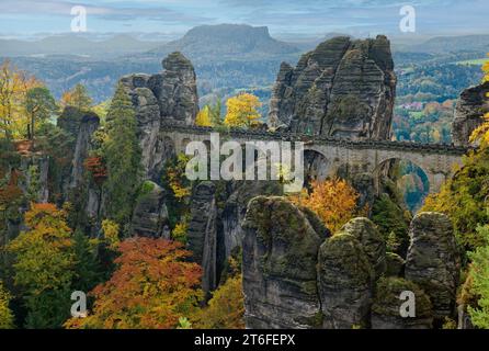 Blick vom Ferdinandstein auf die Bastei-Brücke, Bastei, Lohmen, die sächsische Schweiz, die Elbsandsteinberge, Sachsen, Deutschland Stockfoto