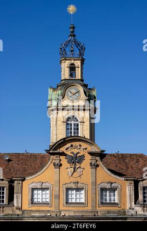 Turm des 1735 erbauten barocken Rathauses, Krone, Turm, Doppeladler, Stadtwappen, historische Altstadt, Marktplatz, Schwäbisch Stockfoto