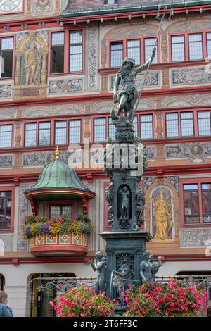 Neptunbrunnen, auch Marktbrunnen und im Hintergrund dekorative Fassade und Balkon des Rathauses, Marktplatz, Tübingen Stockfoto