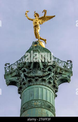 5, 85 Meter hohe, vergoldete Engelsfigur des Genies der Freiheit, Le Genie de la Liberte, von Augustin-Alexandre Dumont auf der Julisäule auf dem Stockfoto