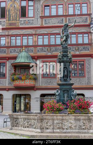 Neptunbrunnen, auch Marktbrunnen und im Hintergrund dekorative Fassade und Balkon des Rathauses, Marktplatz, Tübingen Stockfoto