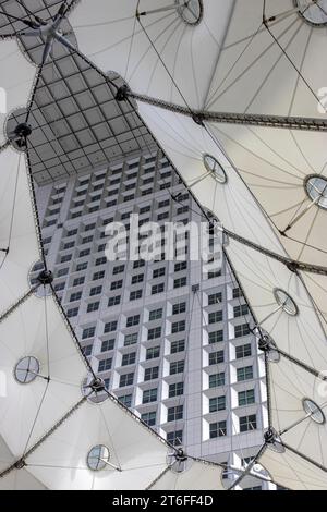 Detail der Innenfassade, Grande Arche de la Defense Wolkenkratzer, Paris, Ile-de-France, Frankreich Stockfoto