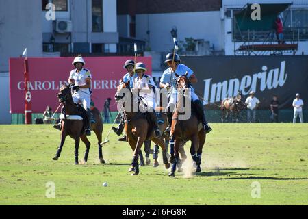 Spieler der Teams La Esquina und CRIA La Dolfina treten beim Poloturnier Campeonato Argentino Abierto de an Stockfoto