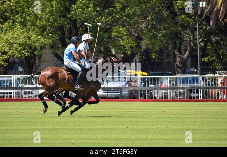 Spieler der Teams La Esquina (weiß) und CRIA la Dolfina (blau) beim Poloturnier Triple Corona (Triple Crown), Campeonato Argentino Abierto Stockfoto