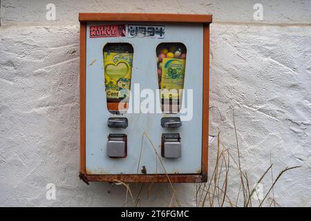 Kaugummiautomat aus den 1950er Jahren an einer Hauswand, Franken, Bayern, Deutschland Stockfoto