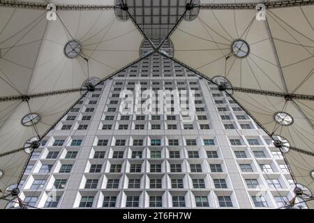 Detail der Innenfassade, Grande Arche de la Defense Wolkenkratzer, Paris, Ile-de-France, Frankreich Stockfoto