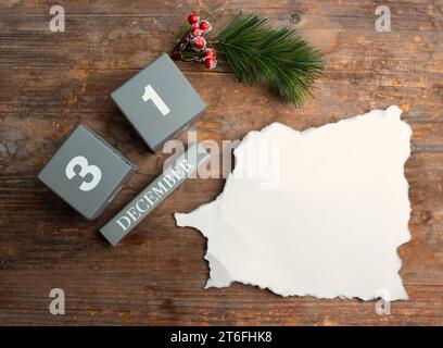 Dezember 31. Holzkalender mit dem Datum Dezember 31 mit Neu und einem Stück Papier zum Schreiben. Stockfoto