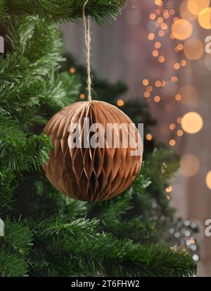 Papierweihnachtskugel auf dem Weihnachtsbaum. Banner Stockfoto