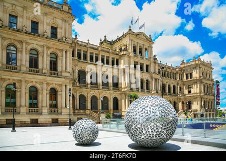 Brisbane, QLD, Australien - 28. Januar 2008 : ehemaliges Schatzhaus, das jetzt ein Kasino enthält, altes Regierungsgebäude auf einem öffentlichen Platz mit Kunst Stockfoto