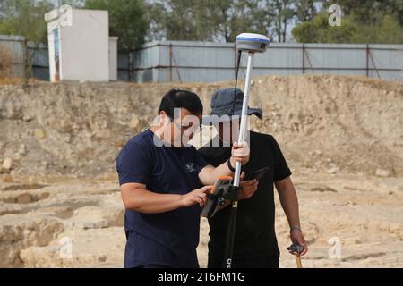 (231110) -- TUNIS, 10. November 2023 (Xinhua) -- Chinesische Archäologen arbeiten an der archäologischen Stätte Ben Arous Forest in der Provinz Ben Arous, Tunesien, 9. November 2023. Seit Ende Oktober findet eine gemeinsame archäologische Ausgrabungsoperation in Tunesien im Ben Arous-Wald statt. Der Betrieb besteht aus drei Teilen: Regionaler systematischer Vermessung, Exploration und Ausgrabung. Die ersten beiden Phasen laufen derzeit reibungslos voran, und die Mitarbeiter werden so organisiert, dass sie bald vor Ort Ausgrabungen durchführen. Ein gemeinsamer archäologischer Kooperationsvertrag zur Durchführung archäologischer Untersuchungen Stockfoto