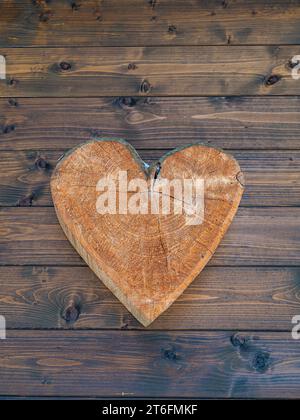 Hölzerne Herzform auf Holzplanken, rustikales, romantisches Design, valentinstag-weihnachtskarte Stockfoto