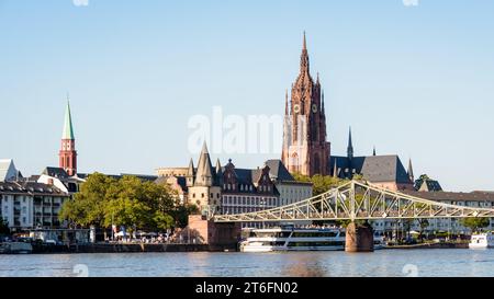 Der Kirchturm des Frankfurter Doms überblickt den Turm der Alten Nikolaikirche, den Saalhof mit dem Rententurm und das Eisernen Steg am Main. Stockfoto