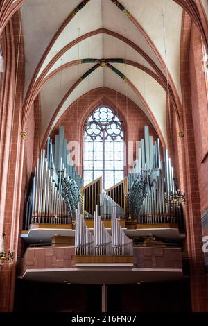 Vorderansicht der Hauptorgel im Frankfurter Dom, 1957 von Klais als Opus 1109 im neobarocken Stil erbaut, mit Freipfeifenfront. Stockfoto