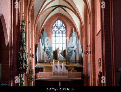 Vorderansicht der Hauptorgel im Frankfurter Dom, 1957 von Klais als Opus 1109 im neobarocken Stil erbaut, mit Freipfeifenfront. Stockfoto