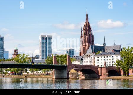 Der Glockenturm des Frankfurter Doms (Kaiserdom St. Bartholomäus) überblickt die Alte Brücke, die alte Steinbrücke über den Main. Stockfoto