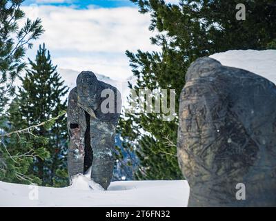 Gruselige gotische, schneebedeckte Statue eines Geistgeisters auf einem Berg im Wald im Winter, Marktlköpfl, Kärnten, Österreich Stockfoto