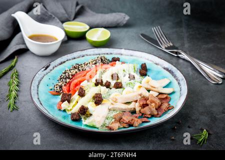 Verschiedene Fleischsorten, Sesamsamen, Gemüse und Croutons, Seitenansicht Stockfoto