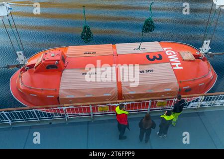 Rettungsinsel Übungsübung an Bord der Hurtigruten MS Richard mit Kreuzfahrtschiff in Norwegen, Skandinavien, Europa im Oktober Stockfoto